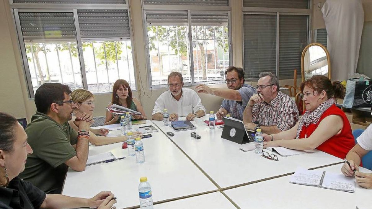 Los concejales electos de Valladolid Toma la Palabra y Sí Se Puede, durante la reunión.-J.M. Lostau