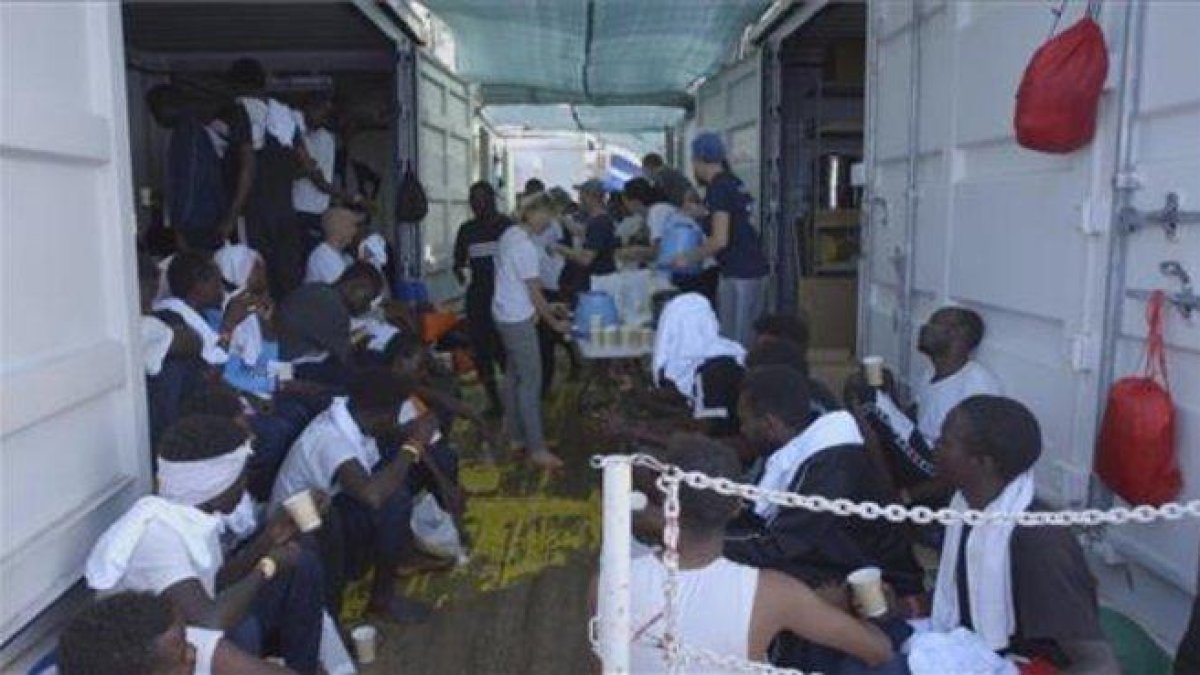 Migrantes rescatados descansan a bordo del barco Ocean Viking en el Mar Mediterráneo.-FOTO FIJA DE VIDEO, MSF