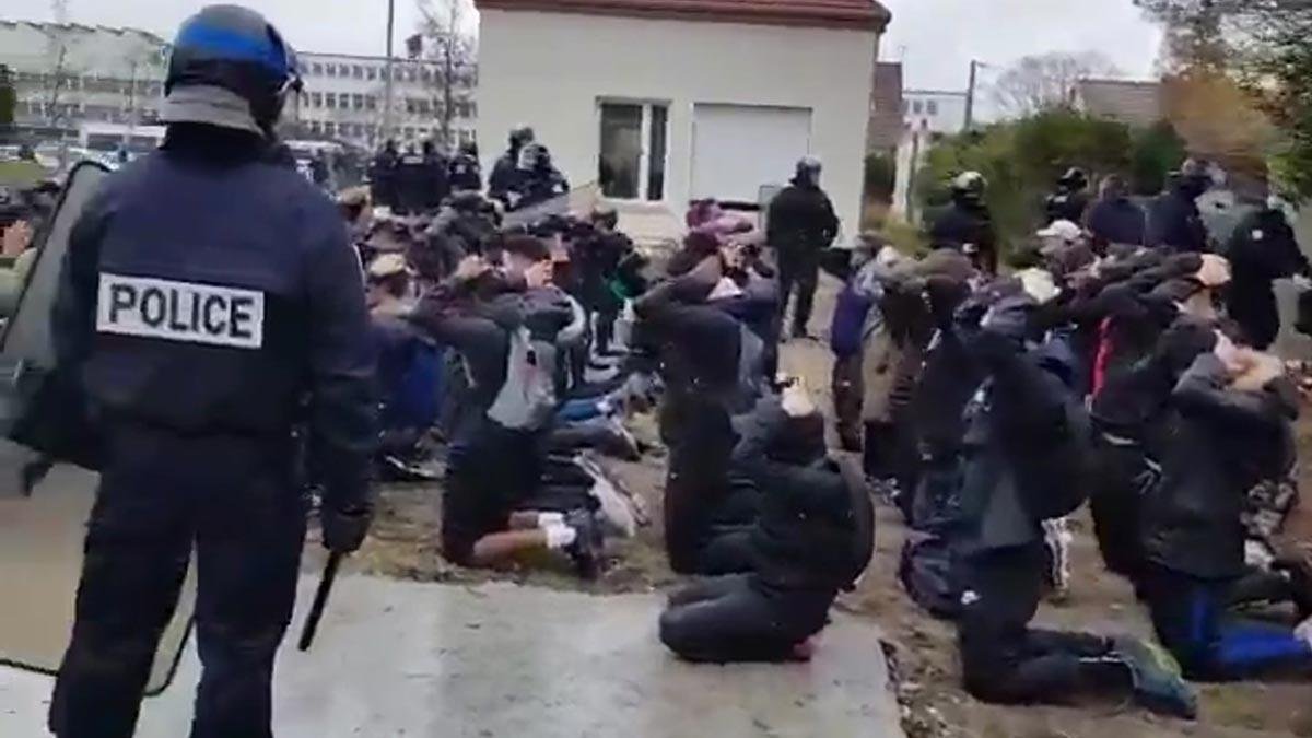 Estudiantes detenidos por la policía en Mantes-la-Jolie, Francia.-TWITTER