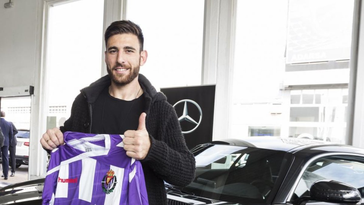 Nikos posa con la camiseta del Real Valladolid durante su presentación.-Miguel Ángel Santos