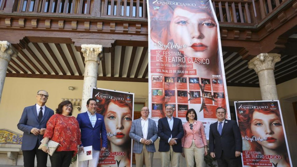 Germán Vega, Lucía García, Benjamín Sevilla, Alfonso Centeno, Jesús Julio Carnero, Felicidad Viejo y Pablo Trillo, ayer, junto al cartel del XII certamen-ICAL