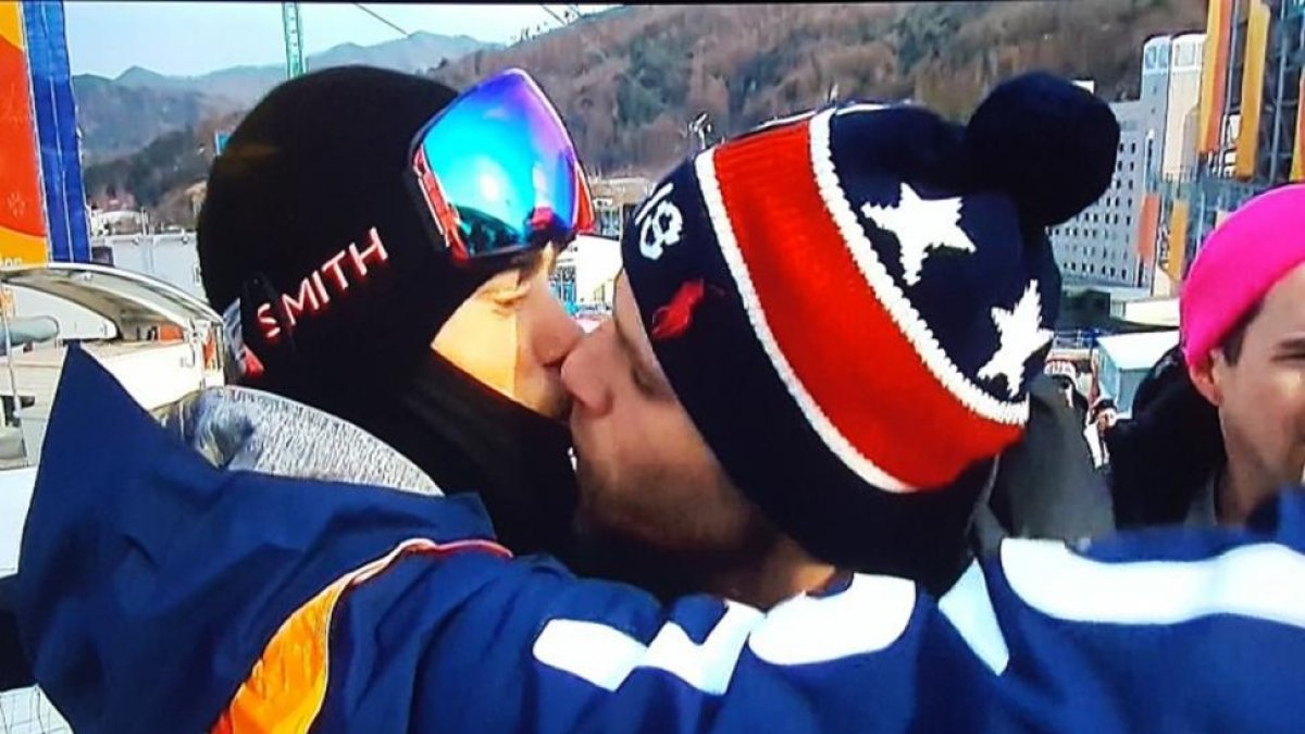El beso de Kenworthy a su novio.-TWITTER