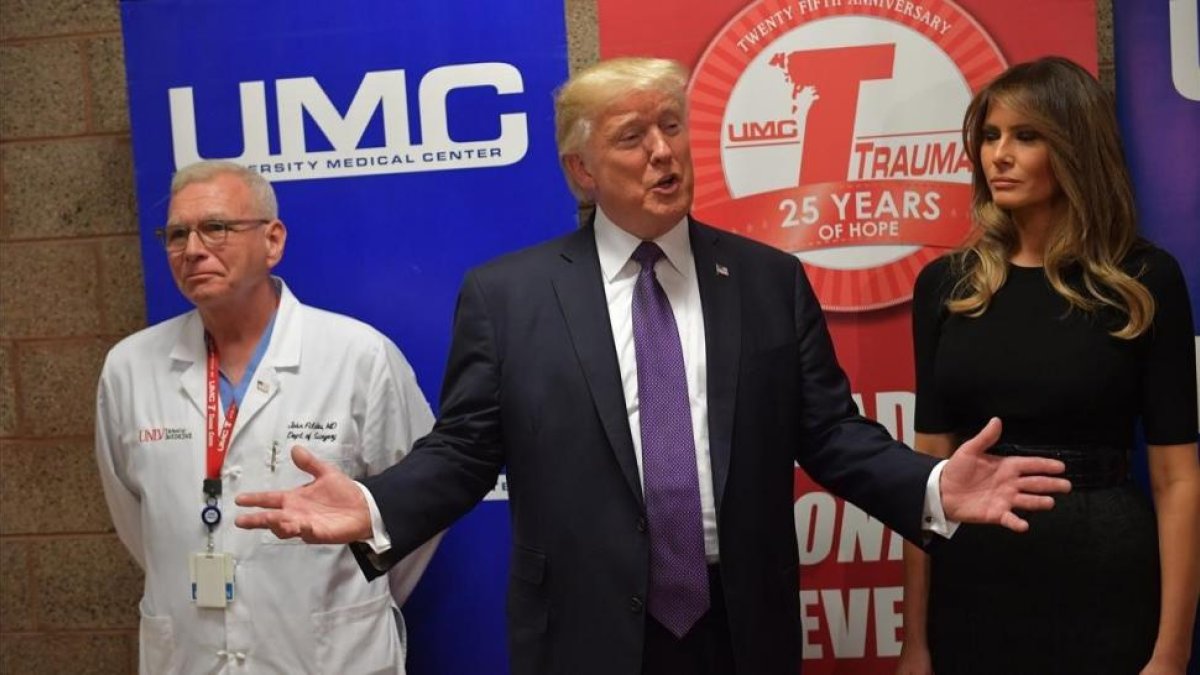 Trump y su mujer hablan ante la prensa tras visitar a los supervivientes en el Univeristy Medical Center, en Las Vegas, el 4 de octubre-AFP / MANDEL NGAN