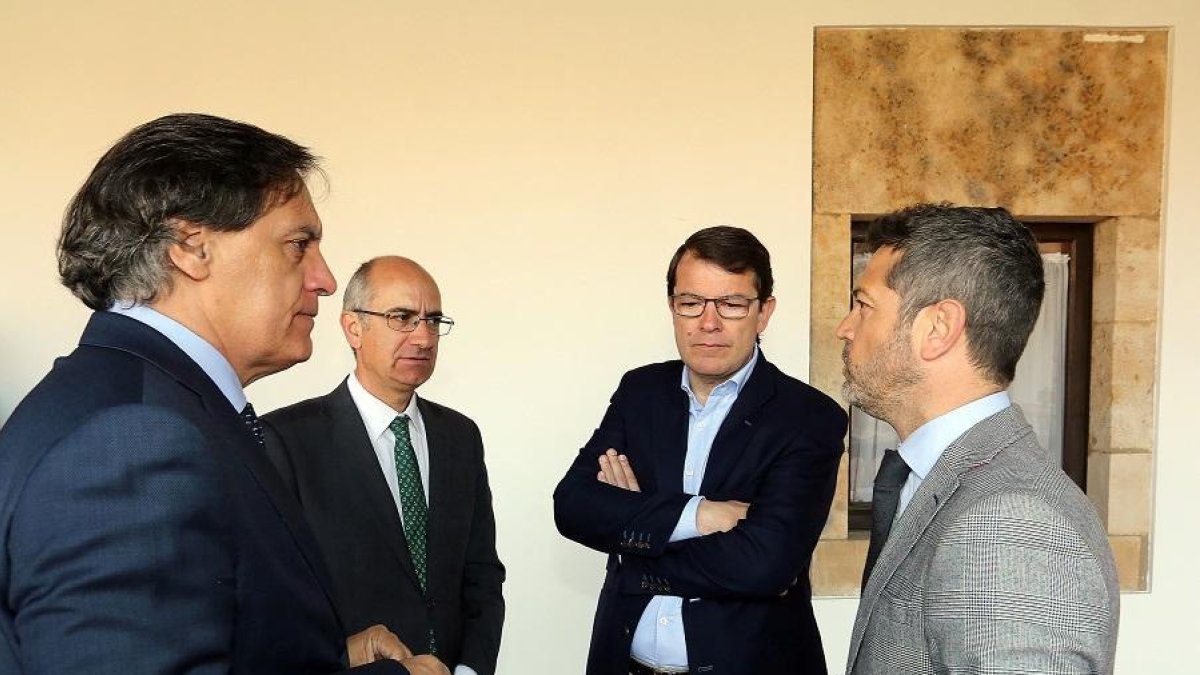 Alfonso Fernández Mañueco participa en un foro con empresarios en Salamanca.-ICAL