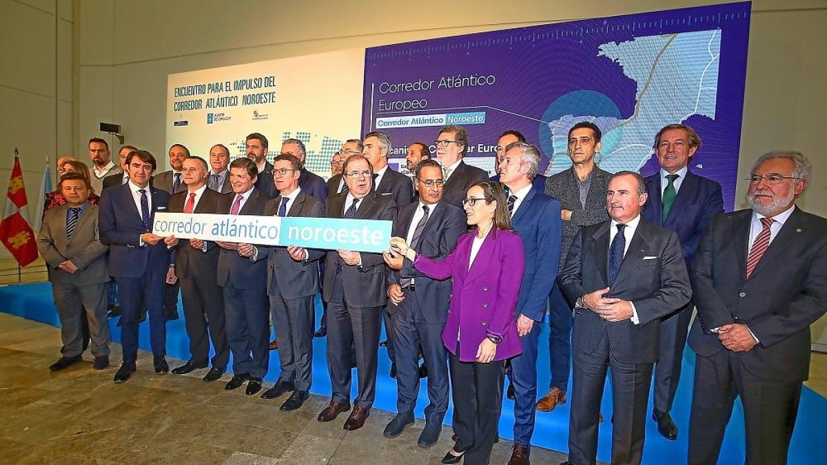 Foto de familia de los participantes en la reunión celebrada en la ciudad gallega de Santiago de Compostela.-ICAL