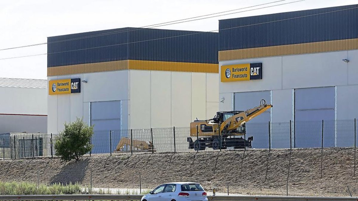 Instalaciones de Barloworld Finanzauto junto a la A-62 en el término de Fuensaldaña.-P. REQUEJO