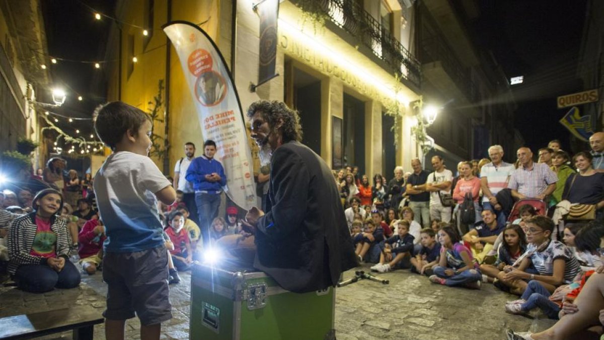 Un momento del espectáculo ‘Este país es un circo’ del artista Mike Dos Perillas.-ICAL