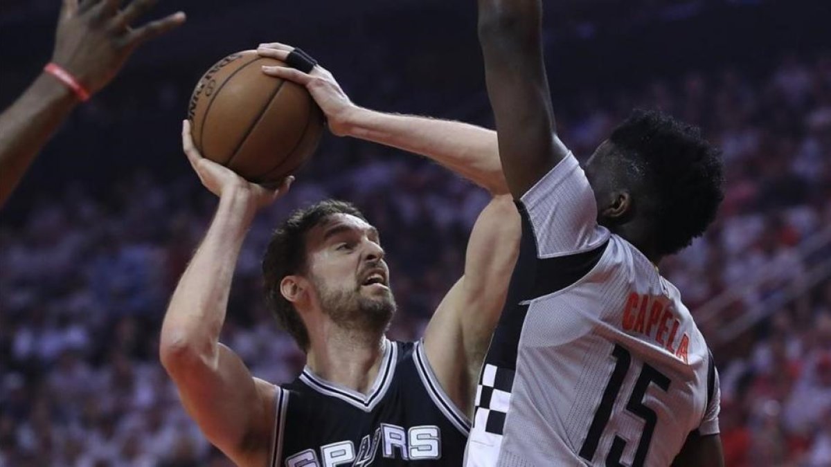 Pau Gasol (San Antonio) frente a Clit Capela (Houston).-GETTY / RONALD MARTINEZ