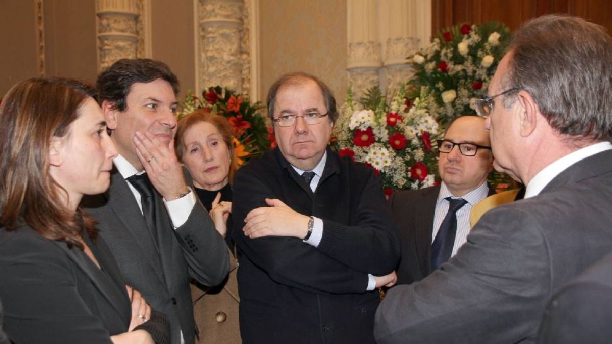 Ana Asenjo, Carlos Fernández Carriedo Celinsa,Sánchez, Juan Vicente Herrera ,Enrique Martín y Antonio Rubio en la capilla ardiente por el presidente de la Diputación de Palencia, José María Hernández-El Mundo