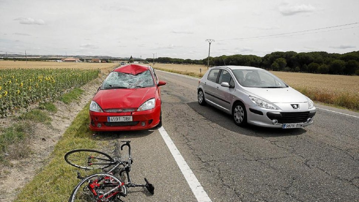 Los restos de una de las bicicletas frente al coche accidentado. -ICAL