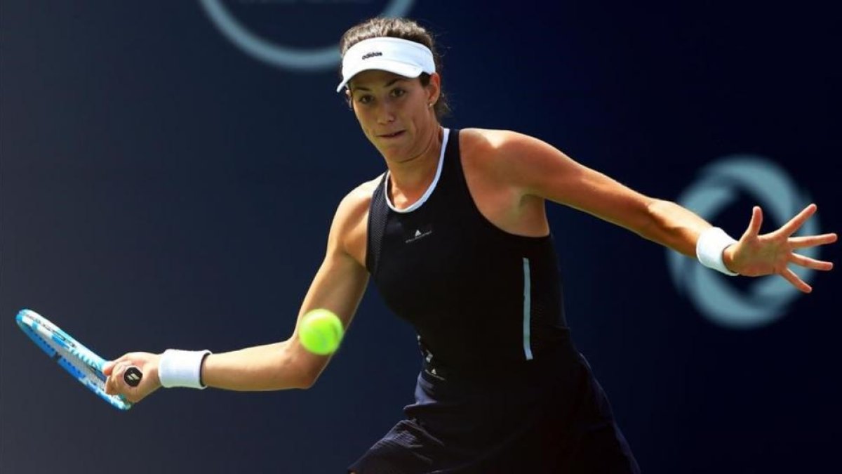 Muguruza golpea una derecha, ayer en Toronto.-AFP / VAUGH RIDLEY