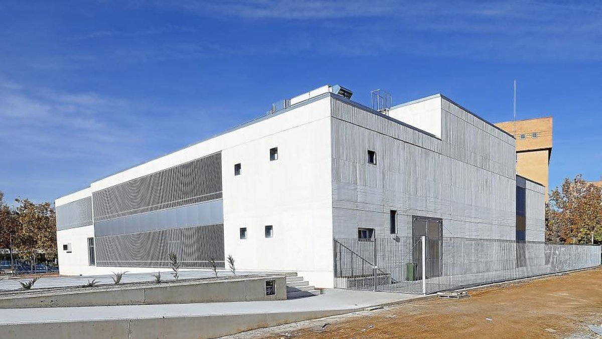 Edificio del nuevo centro cívico de La Victoria, que llevará como nombre ‘Canal de Castilla’.-J.M.LOSTAU
