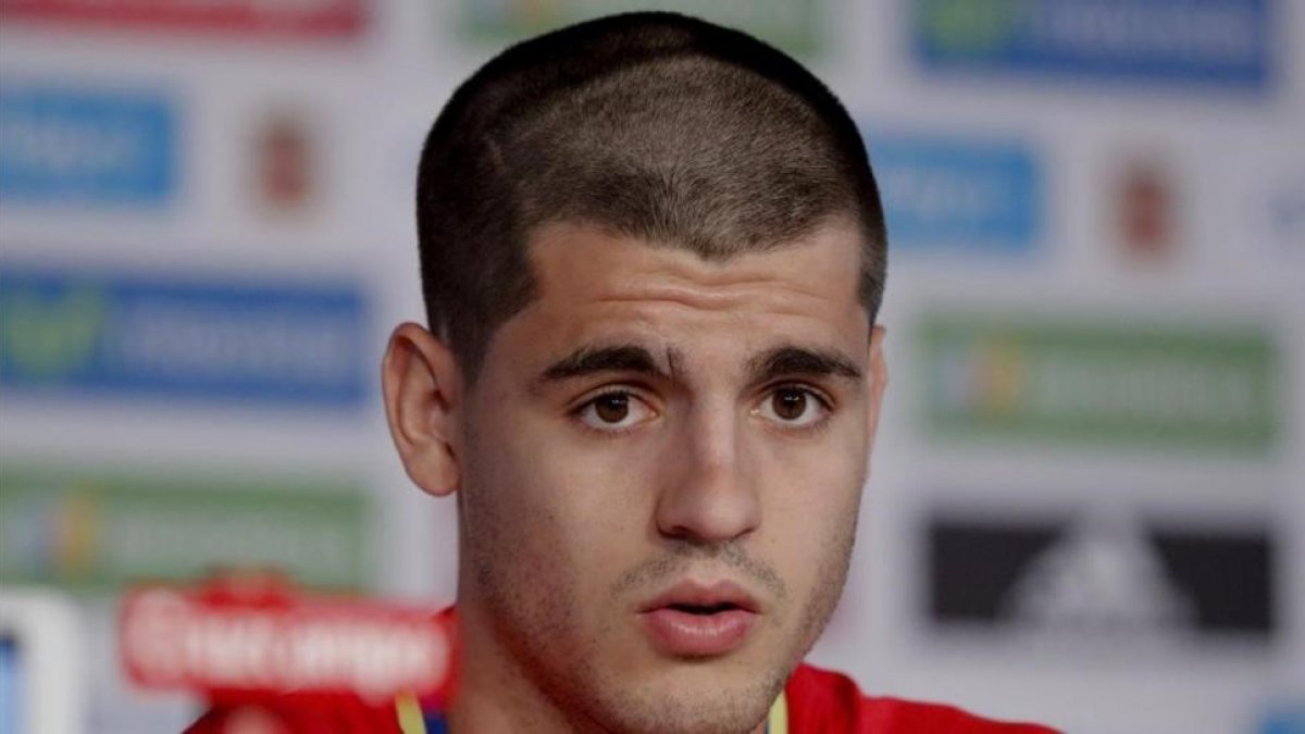Morata, con el corte de pelo que le hizo Sergio Ramos, en Saint Martín de Ré.-EFE