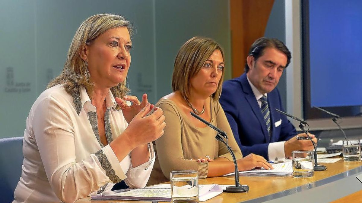 Pilar del Olmo, Milagros Marcos y JuanCarlos Suárez-Quiñones, ayer, tras el Consejo de Gobierno.-E.M.