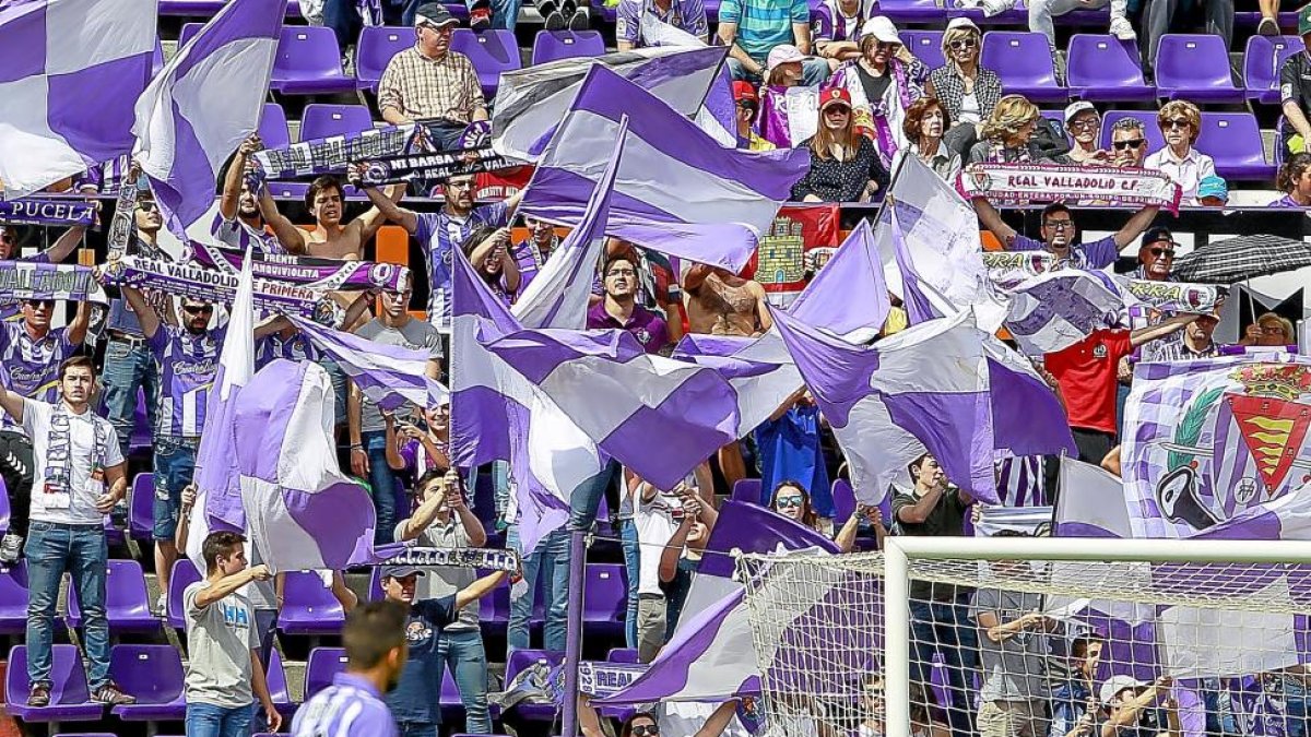 Aficionados del Valladolid durante un partido en Zorrilla.-J. M. LOSTAU