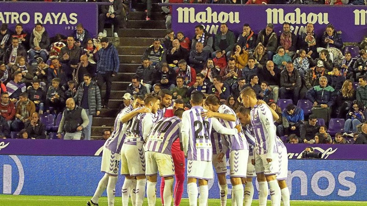 Los jugadores blanquivioleta, en su habitual círculo antes de cada tiempo.-P. R.