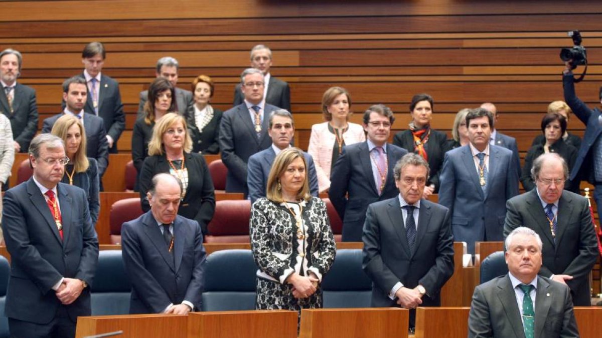 Minuto de silencio por las víctimas del terrorismo en el acto del 32 aniversario del Estatuto de Autonomía de Castilla y León-Ical