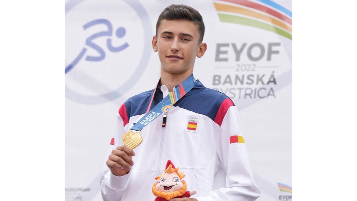 Mario Palencia con la medalla. / RFEA