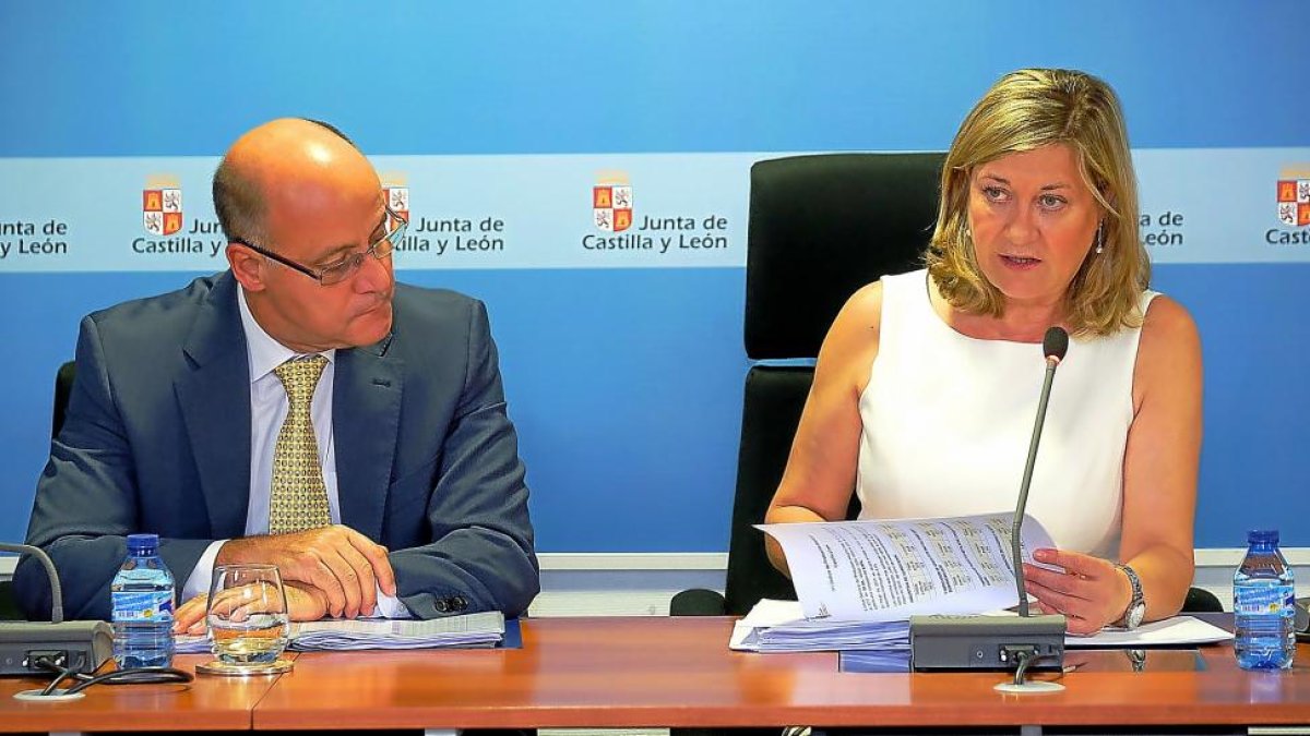 El director general de Presupuestos, J. Armando Baeta, junto con la consejera, Pilar del Olmo, ayer en la rueda de prensa.-E.M.