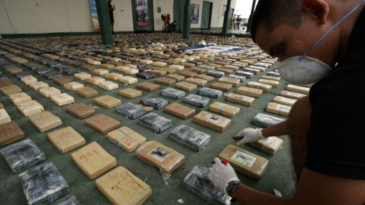 Duterte lo dijo después de que en las últimas semanas hayan aparecido paquetes de cocaína flotando en la costa oriental de Filipinas.-EFE