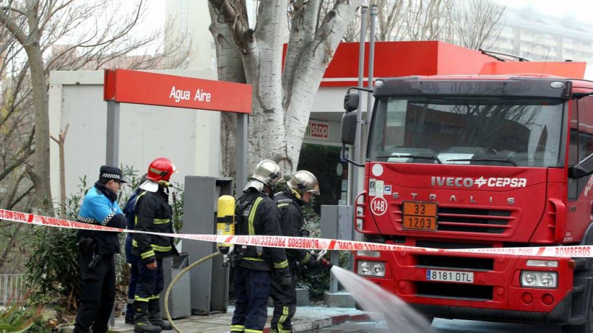 Una dotación de bomberos de Valladolid interviene de forma preventiva en la gasolinera de Puente Mayor después de que comenzara a salir humo de un camión que se encontraba descargado combustible en la estación de servicio-Ical