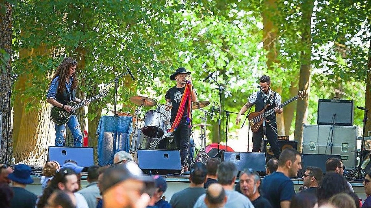 El grupo local, Búfalo Jack, tocando en ‘El Milanito’ de Montemayor, ayer.-E.M.