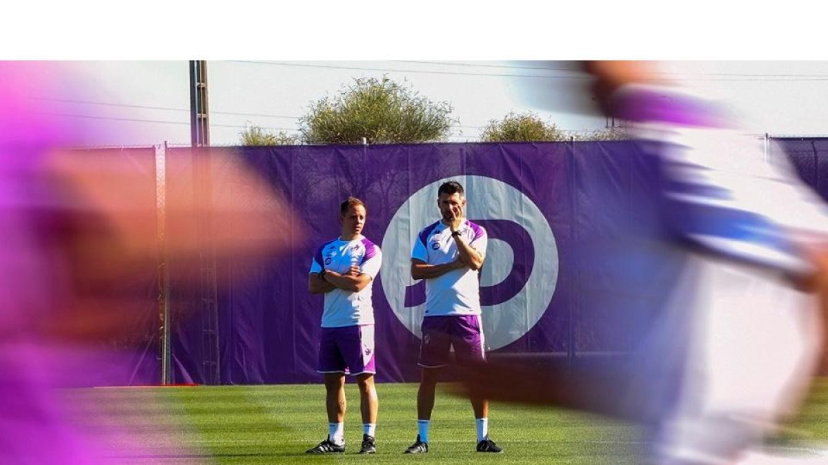 Pezzolano observa a sus jugadores en un entrenamiento del Real Valladolid en compañía de uno de sus ayudantes. / PHOTOGENIC