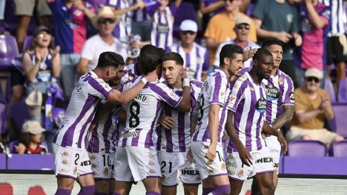 Los jugadores del Real Valladolid celebran uno de los goles ante el Mirandés. / LALIGA