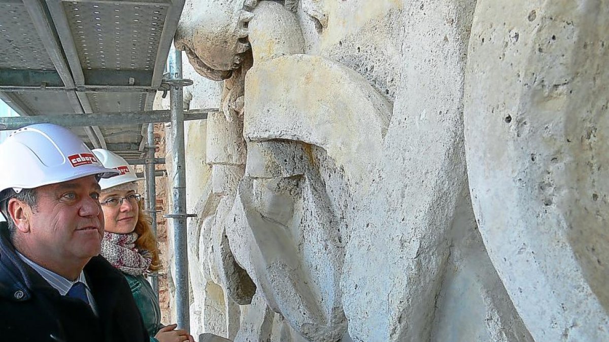 Pablo Trillo observa las obras en el escudo de la fachada de la parroquia de la Magdalena.-EL MUNDO