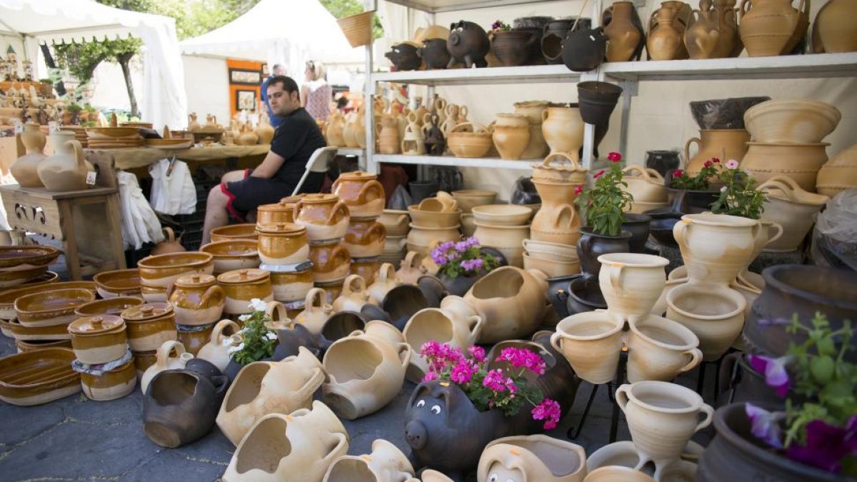 La plaza de los bandos de Salamanca acoge la XXVIII feria del barro con artesanos de todo el país.-ICAL