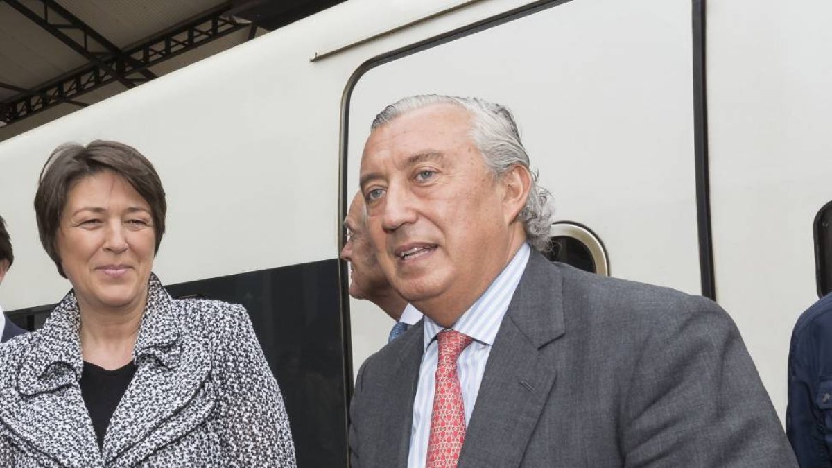 El secretario de Estado, Julio Gómez Pomar y la comisaría europea de transportes Violeta Bulc en su llegada a la estación de trenes de Valladolid-Miguel Ángel Santos