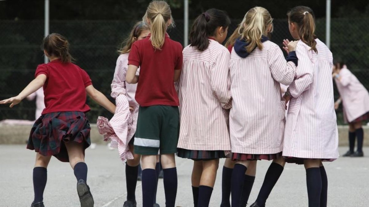 Alumnas en el patio del colegio La Vall, en Bellaterra, donde solo se escolarizan niñas.-/ JOSEP GARCIA
