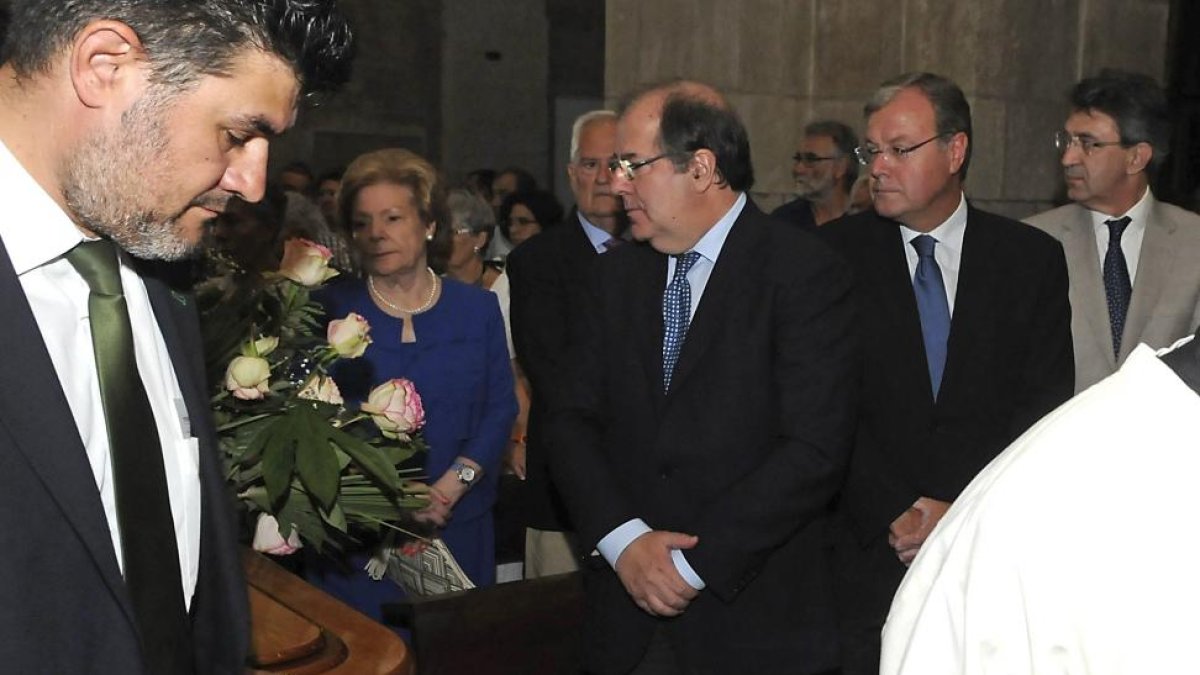 El presidente de la Junta de Castilla y León, Juan Vicente Herrera, asiste al funeral por la etnógrafa leonesa Concha Casado.-ICAL
