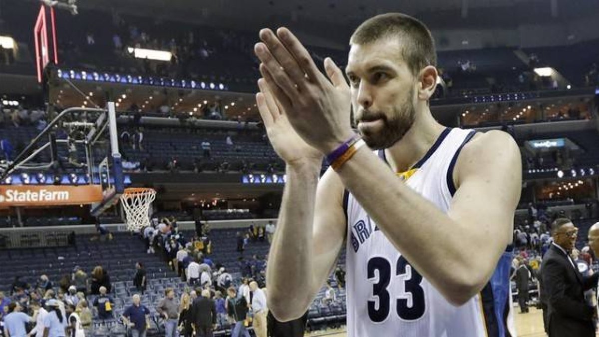 Marc Gasol, de los Grizzlies Memphis, celebra la victoria de su equipo ante los Trail Blazers.-AP / MARK HUMPHREY