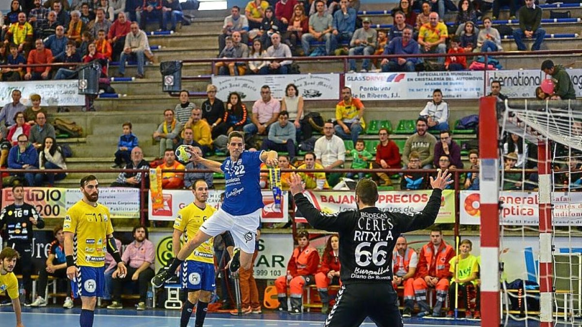 Viscovich se eleva para intentar anotar sin oposición después de dejar atrás a los jugadores delVilla de Aranda.-ALBERTO CALO