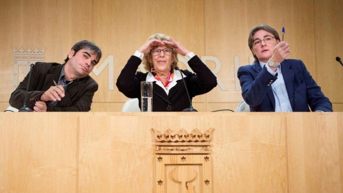 Manuela Carmena con el edil de IU Jorge García Castano, el nuevo delegado de Hacienda, durante la rueda de prensa que ofreció de este lunes en el Palacio de Cibeles.-LUCA PIERGIOVANNI (EFE)