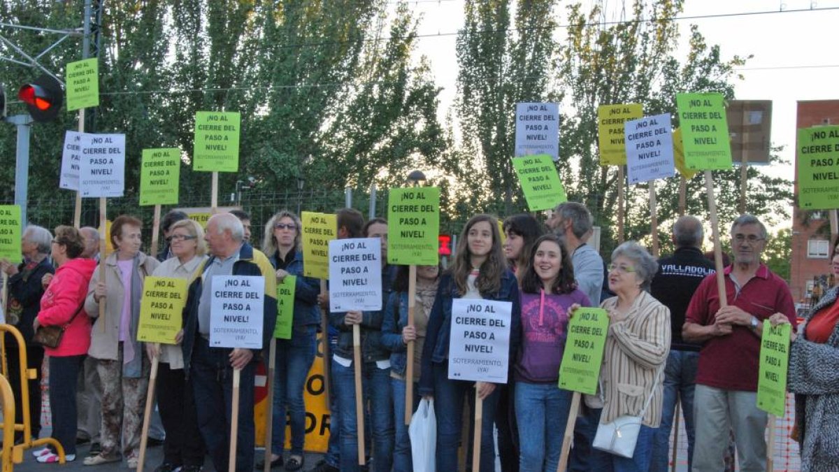 Un grupo de vecinos de Pajarillos durante la protesta.-E.M