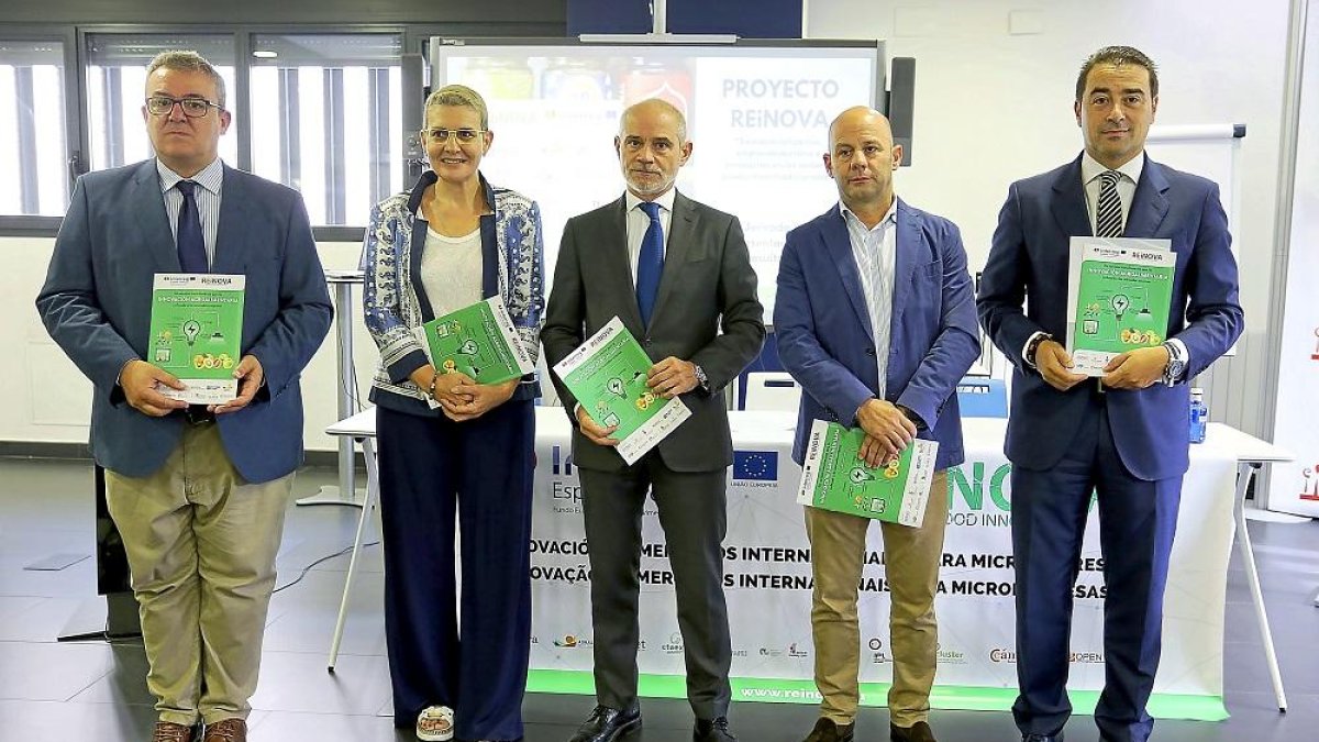 Victor Caramanzana, Beatriz Escudero y  Pablo Gómez en la presentación de los resultados de REiNOVA.-ICAL