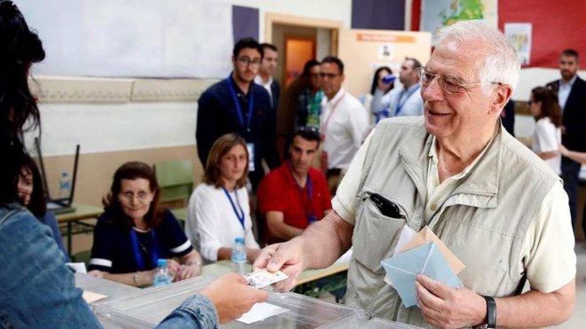 Josep Borrell vota en un colegio electoral de Valdemorillo, Madrid.-JAVIER LÓPEZ (EFE)
