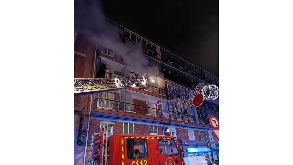 incendio en la calle Águila de Valladolid. E. M.