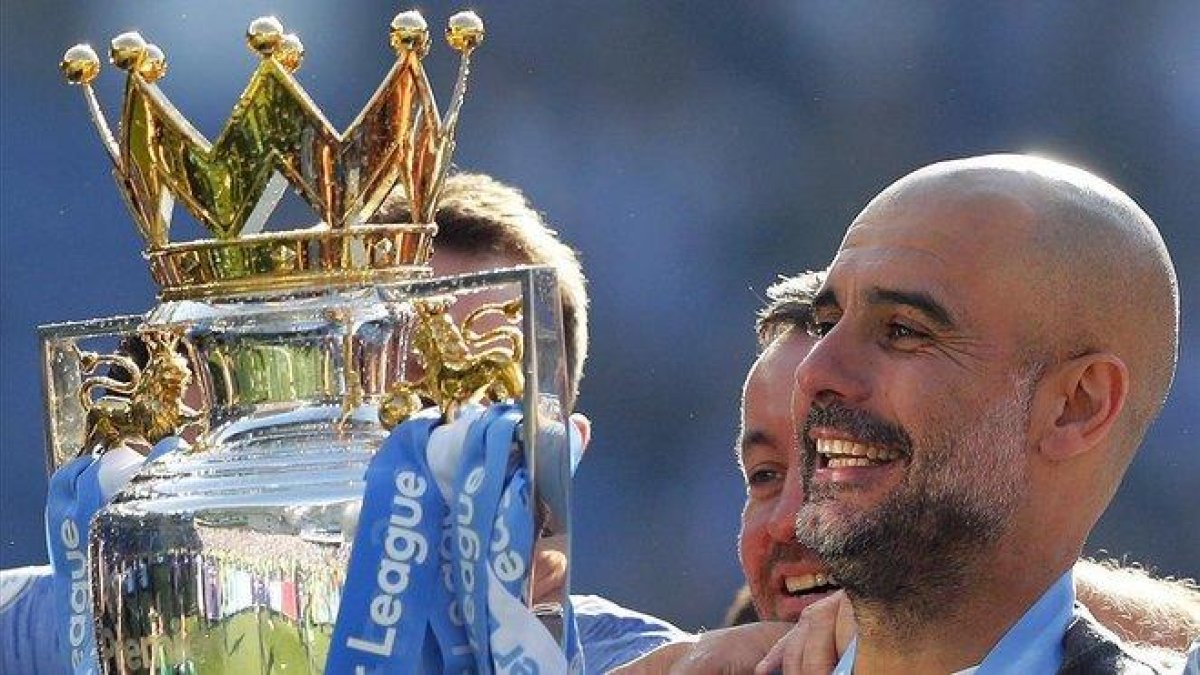 Pep Guardiola, con el trofeo de la Premier League que ha ganado esta temporada con el Manchester City.-FRANK AUGSTEIN (AP)