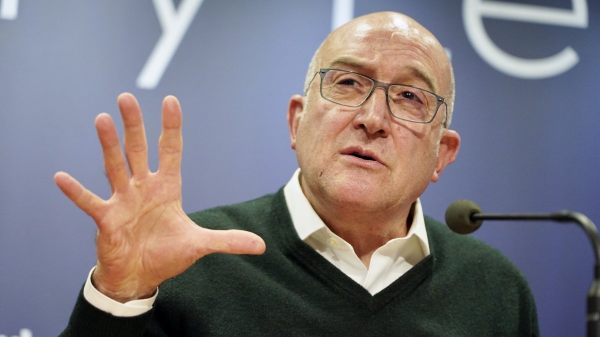 El candidato del PP al Ayuntamiento de Valladolid, Jesús Julio Carnero, ofrece una rueda de prensa para explicar diferentes temas de actualidad de la precampaña electoral. -ICAL