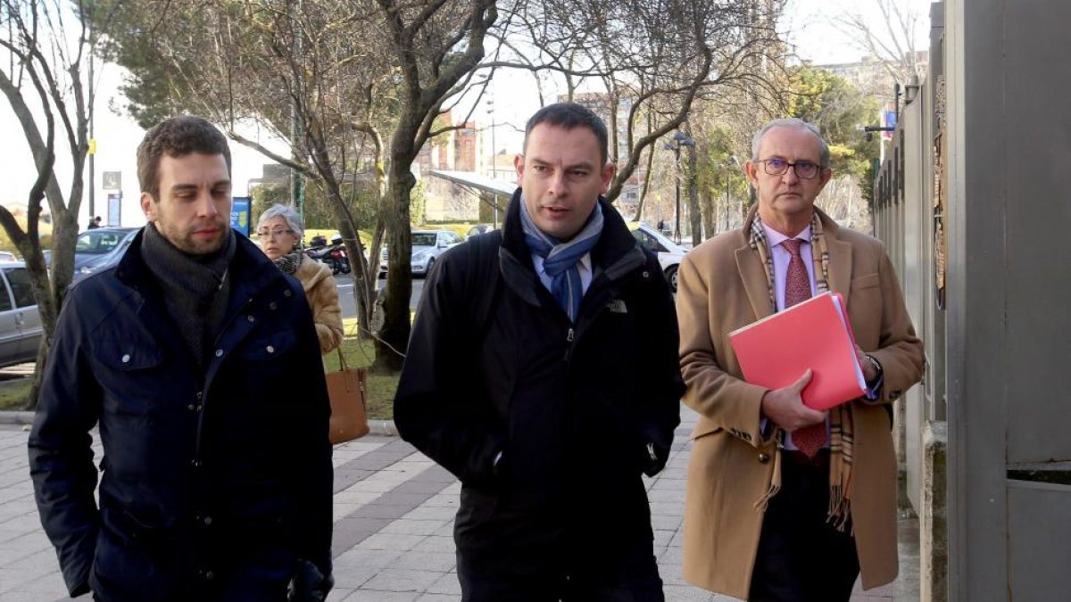 El director general de Nissan Iberia, Alan Johnson (C), a su llegada a la reunión con la consejera de Hacienda, Pilar del Olmo-ICAL