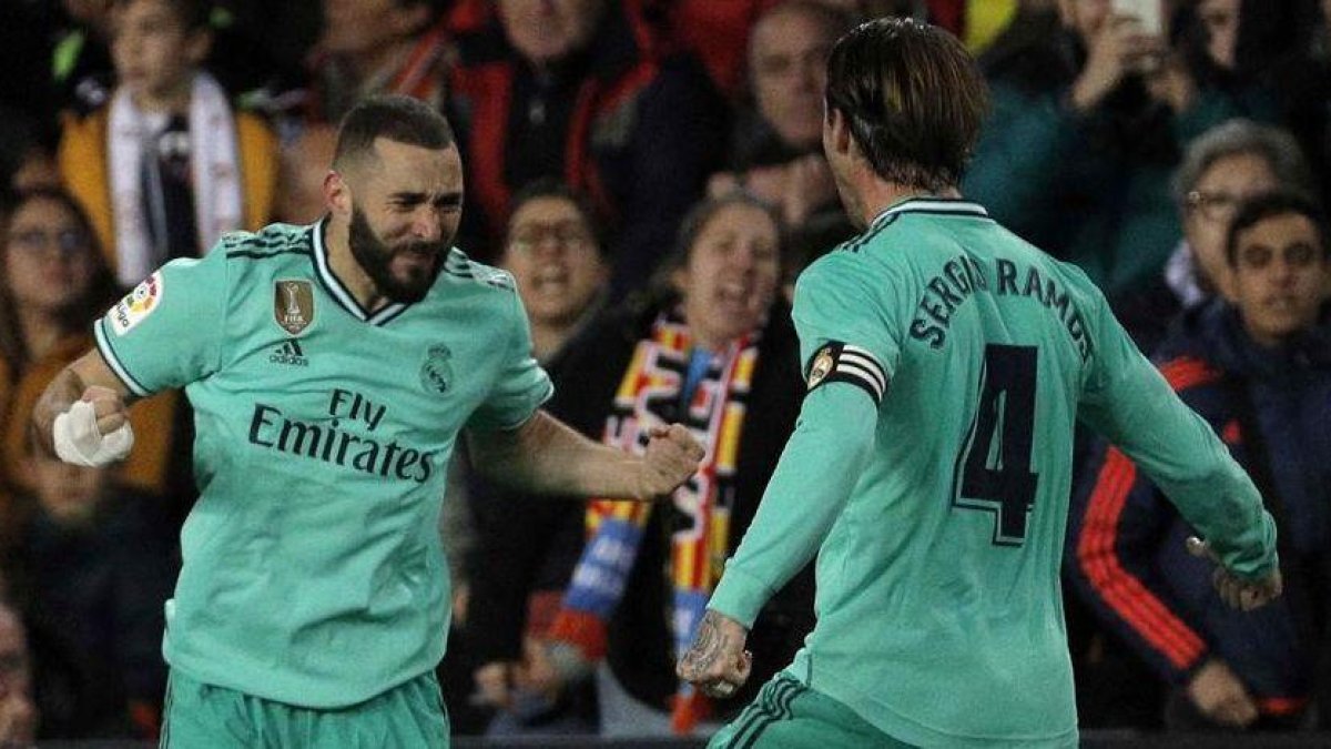 Benzema y Ramos celebran el empate.-EFE / MANUEL BRUQUE