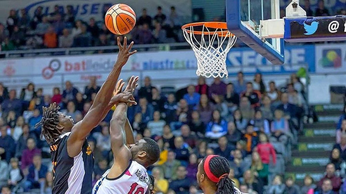 Aboubacar defiende el ataque de MBaye anoche en el Barris Nord.-JAVI ENJUANES