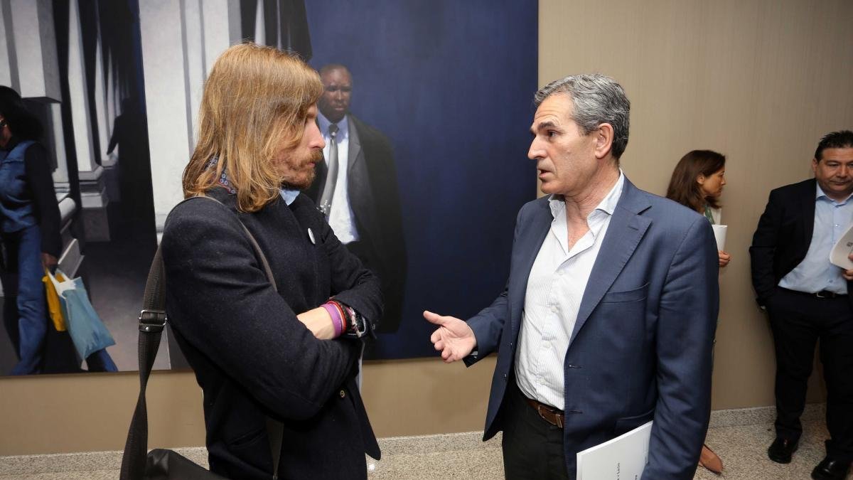 Juan José Sanz Vitorio conversa con el portavoz de Podemos, Pablo Fernández, antes de la Junta de Portavoces de las Cortes.-MIRIAM CHACÓN / ICAL