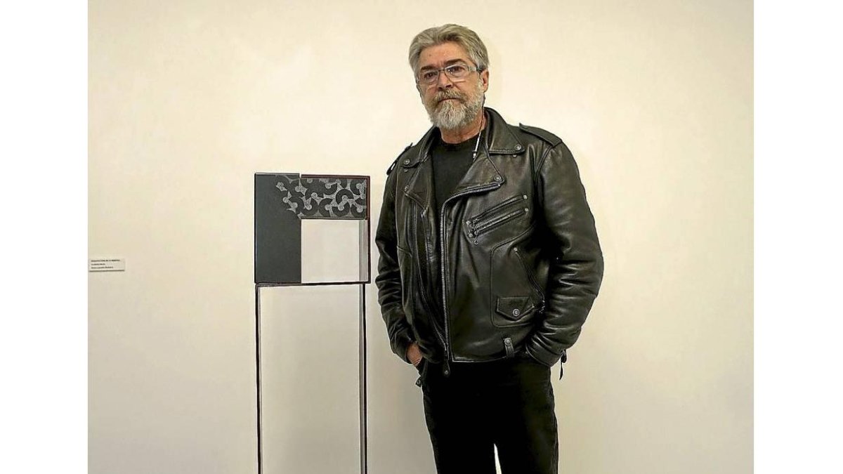 Miguel Isla, el pasado mes de febrero en la FSSM, con la escultura ‘Arquitectura de la memoria’-César Minguela