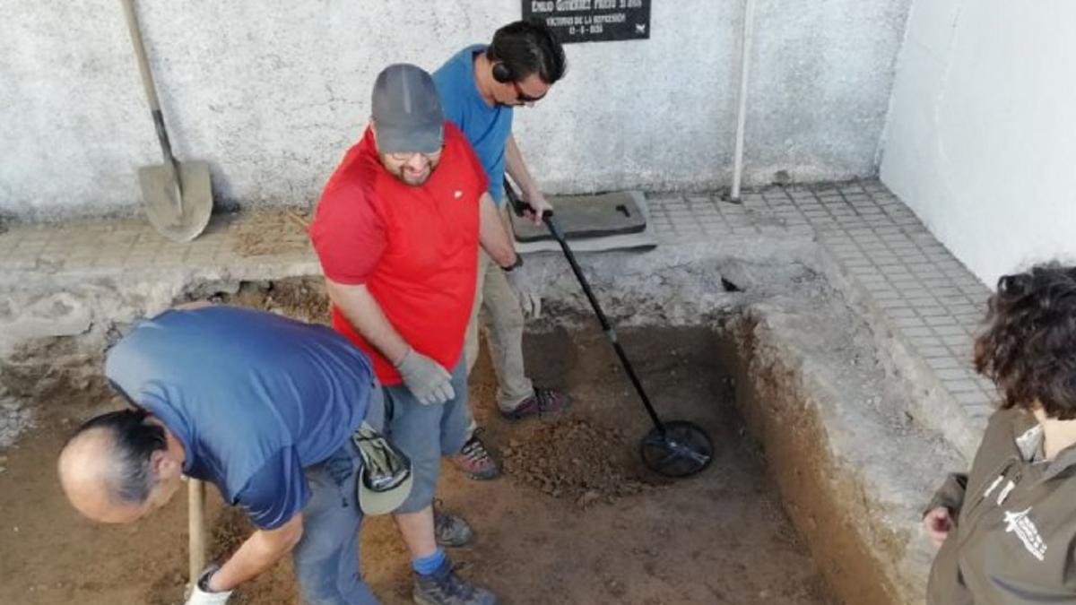 Voluntarios de ARMH trabajan en la exhumación de la fosa de Boadillo.-E. M.