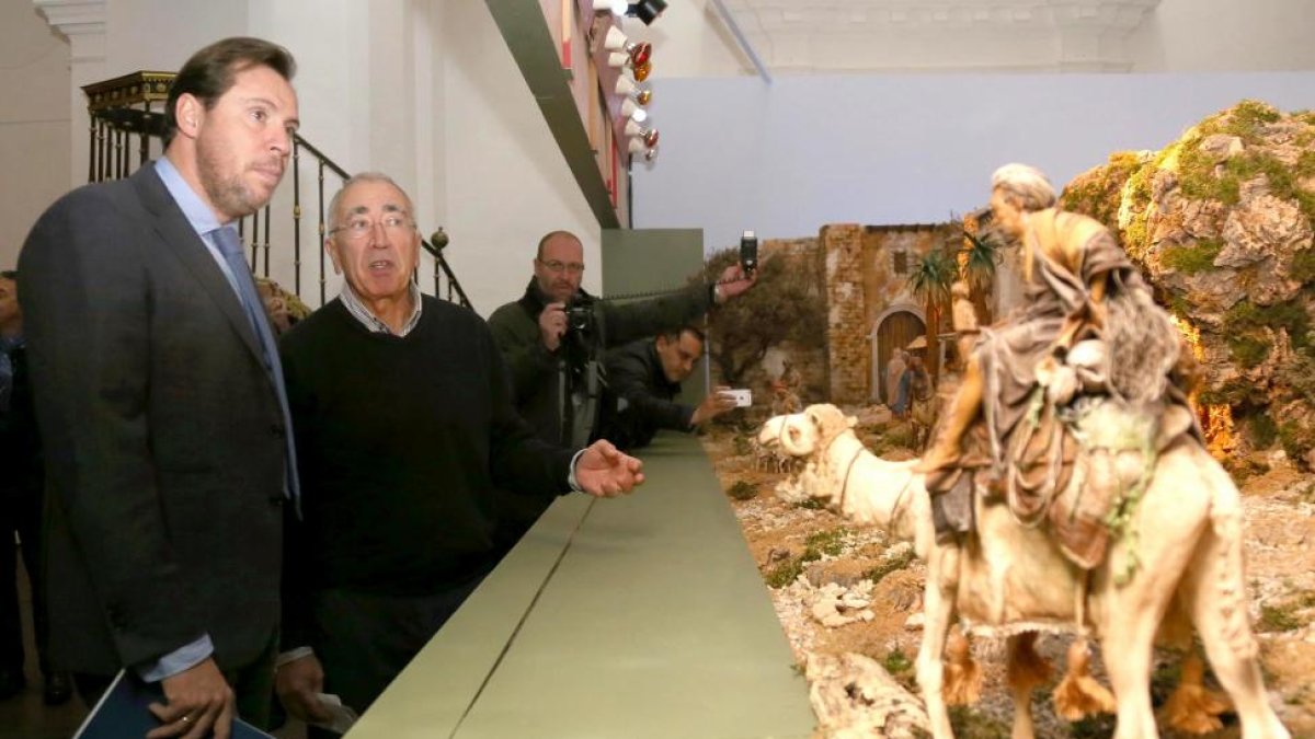 El alcalde de Valladolid, Óscar Puente, presenta el Belén Monumental realizado por la Agrupación Belenista “La Adoración”, con el trabajo de uno de sus fundadores, José María Villa (C).-ICAL