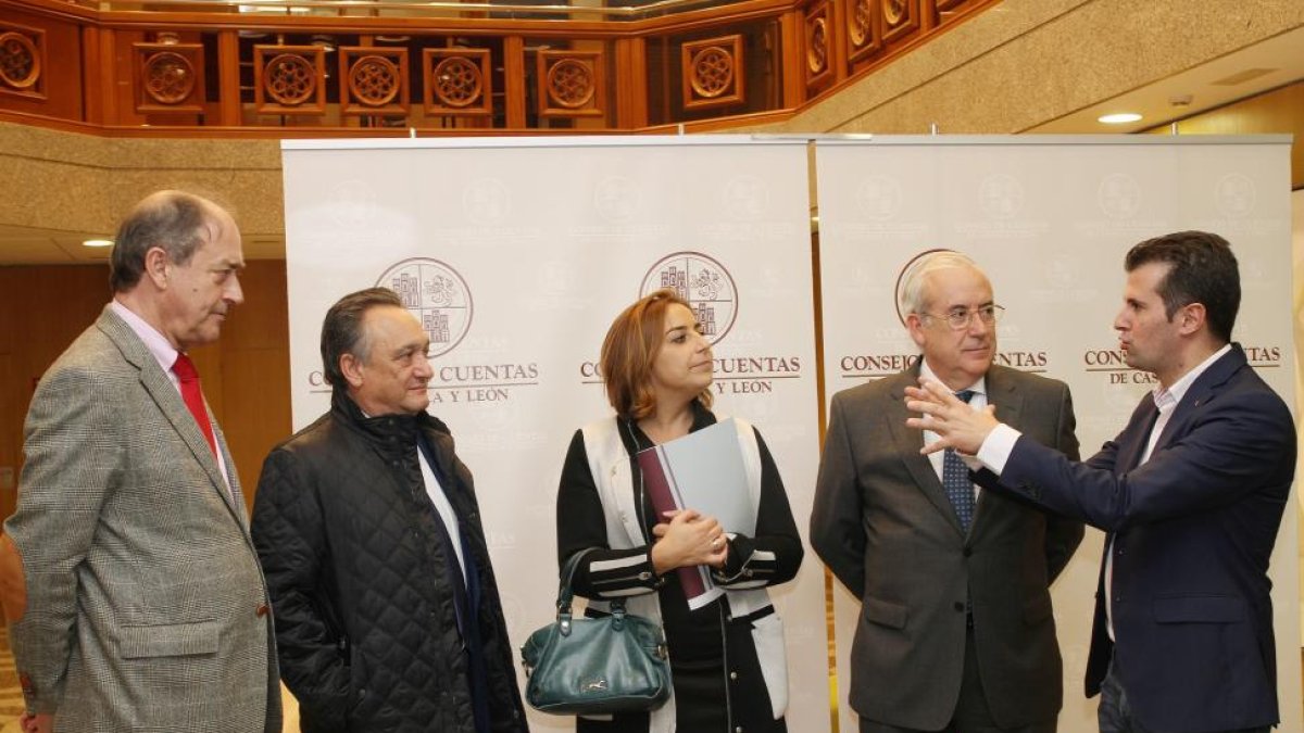 (IaD) Los consejeros, Miguel Ángel Jimenez y Jesús Melero, la secretaria general del PSOE de Palencia , Miríam Andrés, el presidente del Consejo de Cuentas, Jesús Encabo y el portavoz del Grupo Parlamentario Socialista de las Cortes regionales, Luis Tudan-Ical